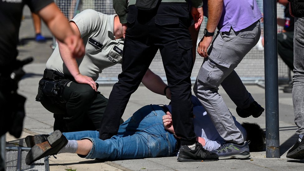 Robert Fico: Slovački premijer teško ranjen u „politički motivisanom atentatu" , policija uhapsila napadača 4 Hapšenje