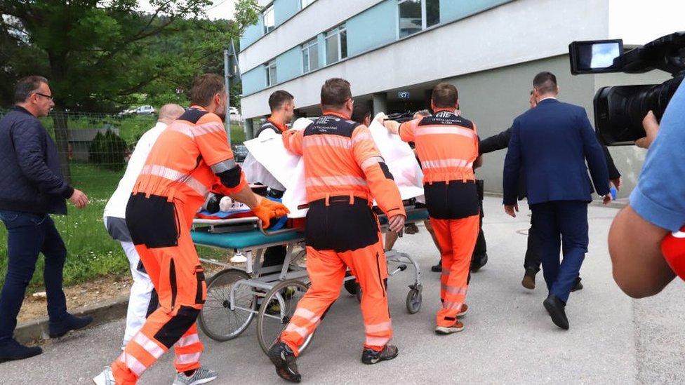 Robert Fico: Slovački premijer će preživeti posle „politički motivisanog atentata", policija uhapsila napadača 1 Picture taken on 15 May 2024 shows Slovak Prime Minister Robert Fico being transported by medics and his security detail to the hospital in Banska Bystrica, Slovakia where he is to be treated after he had been shot "multiple times"