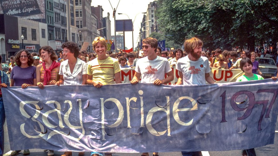 Međunarodni dan borbe protiv homofobije, transfobije i bifobije: Gde napreduju, a gde su na udaru LGBT prava 2 Parada ponosa 1977. godine