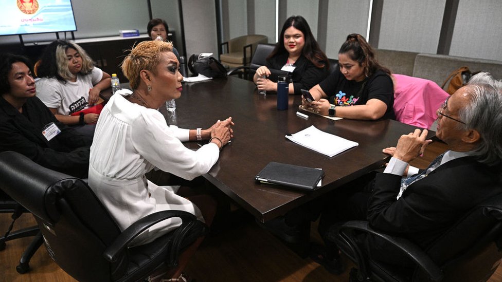 Međunarodni dan borbe protiv homofobije, transfobije i bifobije: Gde napreduju, a gde su na udaru LGBT prava 9 ILGBT aktivisti razgovaraju sa senatorom u tajlandskom parlamentu