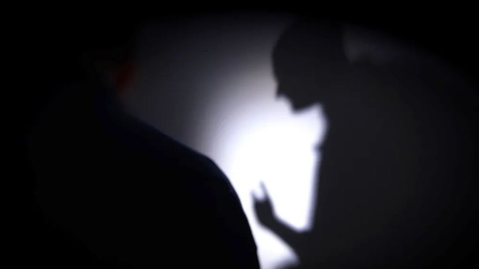 Izrael i Palestinci: Stanovnici Gaze „vezani lisicama i sa povezom preko očiju“ u izraelskoj bolnici 2 Uzbunjivači su rekli da se palestinski pritvorenici rutinski vezuju za bolničke krevete i prisiljavaju da nose pelene