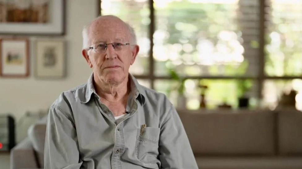 Izrael i Palestinci: Stanovnici Gaze „vezani lisicama i sa povezom preko očiju“ u izraelskoj bolnici 3 Joel Dončin, viši anesteziolog, kaže da se čak i oni koji ne mogu da hodaju vezuju lisicama za krevete