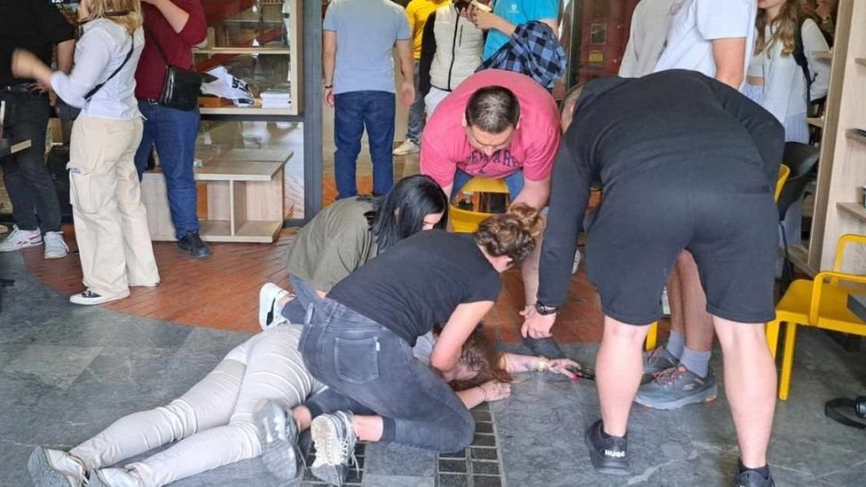 Srbija: Izbori za studentske parlamente i odsjaj visoke politike 1 Tokom glasanja 21. maja 2024. bilo je koškanja i na fakultetu su bili i hitna pomoć i policija