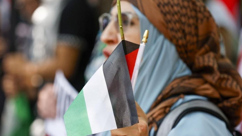Izrael i Palestinci: Norveška, Španija i Irska će priznati Palestinu, 1 Woman with Palestinian flag