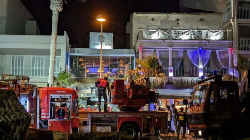 Španija i nesreće: Urušila se zgrada na Majorci, najmanje četvoro žrtava 1 Vatrogasni kamion ispred mesta nesreće