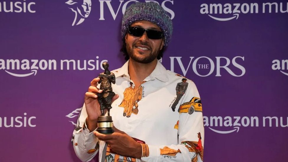 Muzika i Velika Britanija: Brus Springstin dobio nagradu Ajvor Novelo, uručio mu je Pol Makartni uz niz šala 6 Jusef Daes