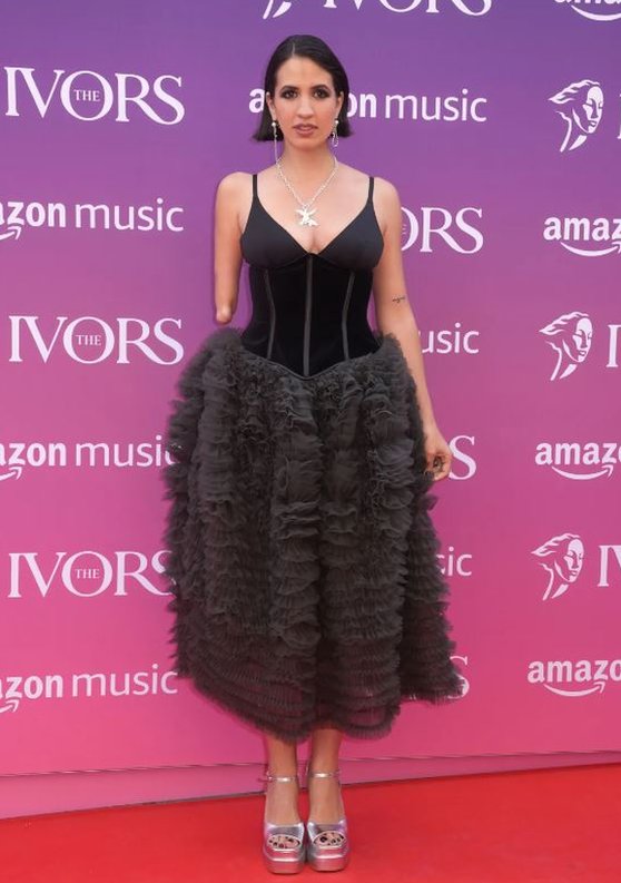 Muzika i Velika Britanija: Brus Springstin dobio nagradu Ajvor Novelo, uručio mu je Pol Makartni uz niz šala 7 Viktorija Kanal