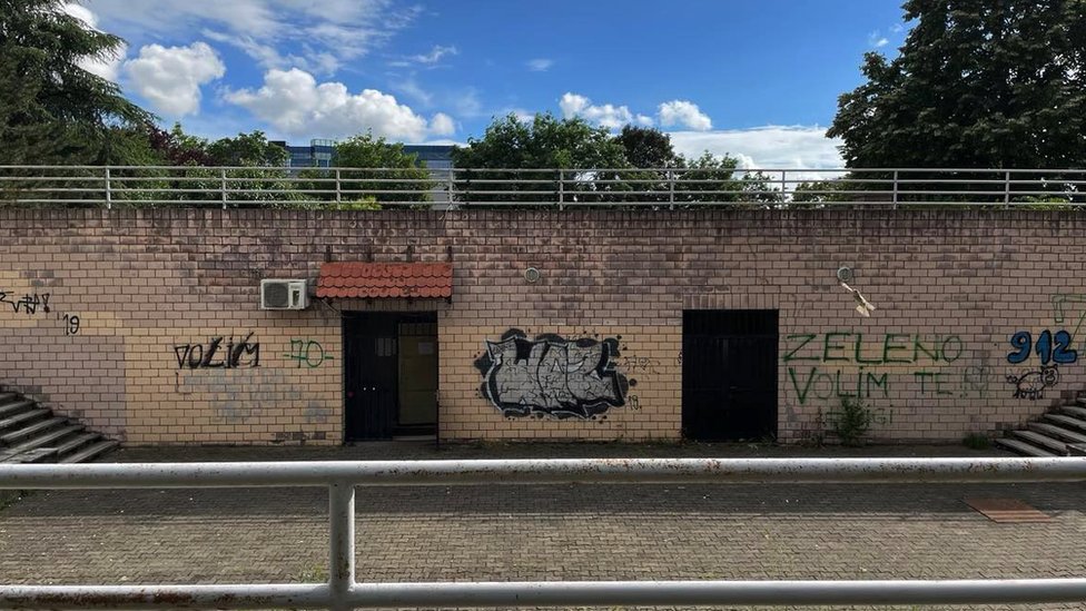 NATO bombardovanje 1999: Kako se menjala namena beogradskih skloništa u miru i ratu 4 JP Skloništa u Beogradu upravlja sa 980 objekata, od čega je najveći broj na Novom Beogradu - 244, zatim u Rakovici (130) i na Voždovcu (107).