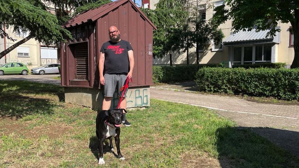 NATO bombardovanje 1999: Kako se menjala namena beogradskih skloništa u miru i ratu 6 Mladen Basarić ispred njegove zgrade u Bloku 72 i jednog od ventilacionih otvora iznad skloništa