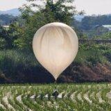 Severna i Južna Koreja: Baloni sa smećem sa Severa bačeni na Jug 11