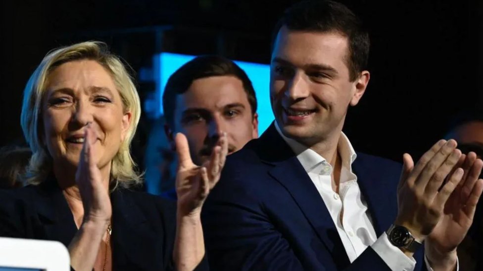 Politika i Evropa: Krajnja desnica stremi uspehu na evropskim izborima i odbacuje nemački AfD 1 Nacionalno okupljanje Marin Le Pen sada predvodi Žordan Bardela, glavni kandidat stranke na izborima za EU