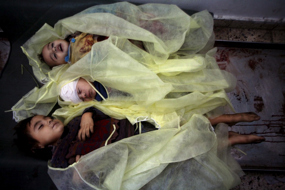 epa01591066 Three bodies of childrens from al Samone family are seen after they were killed with others from their family in an Israeli missile strike on their house in the east of Gaza City, 05 January 2009. Israel pounded Gaza from the air, sea and ground on the second full day of its ground offensive, with the air force, navy and artillery backing its ground troops and their shelling killing at least 24 Palestinian civilians - 13 of them children of two families. 