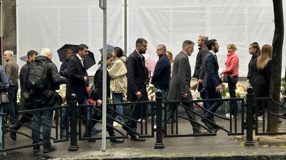 Delegacija Vlade Srbije odala počast ubijenima u "Ribnikaru" (VIDEO) 1