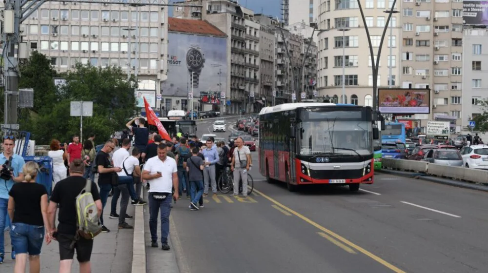 „Dva radnika unutrašnje kontrole GSP slikaju sve nas na protestu“: Završena blokada žute trake na Brankovom mostu 15