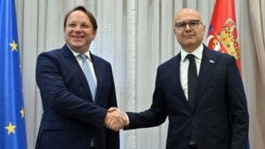 „EU ostaje strateški cilj Srbije“: Vučević nakon sastanka sa Varheljijem