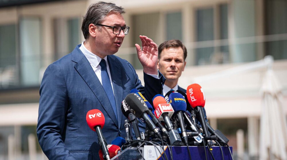 Vučić u video snimku na Instagramu pokazao gde je u Kotoru sedeo on, a gde Kurti 1