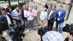 DS uskoro o odgovornosti članova OO DS Gornjeg Milanovca: Zbog podrške studentima traje kampanja protiv demokrata, tvrdi Milivojević 19 DS uskoro o odgovornosti članova OO DS Gornjeg Milanovca: Zbog podrške studentima traje kampanja protiv demokrata, tvrdi Milivojević 7