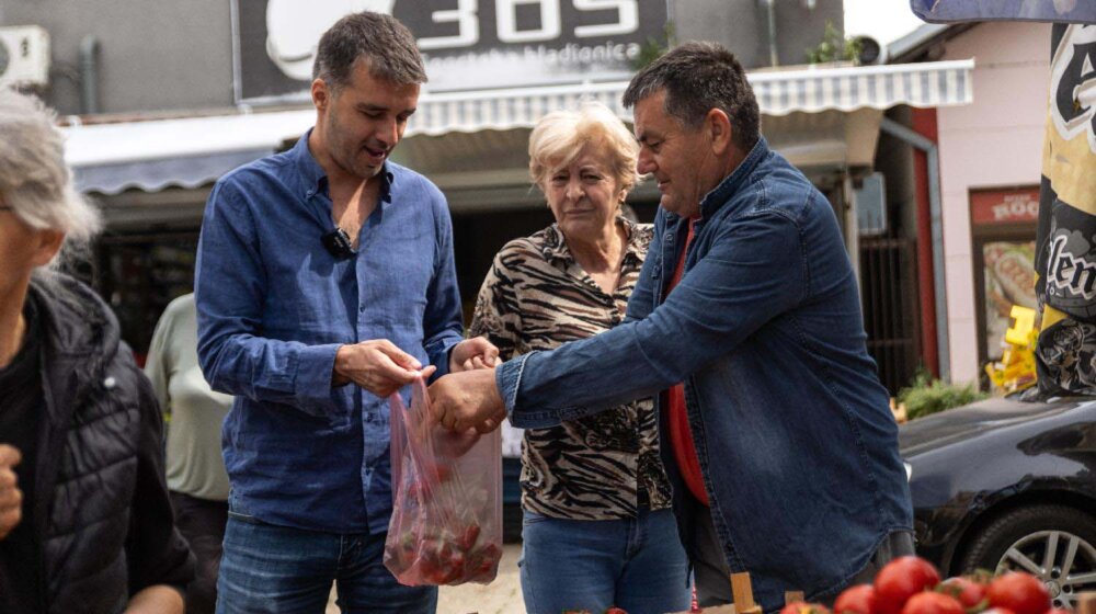 Manojlović prošetao pijacom, razgovarao s građanima i poručio da je novcem koji SNS ukrade moguće rešiti kanalizaciju za 40 odsto Beograda 12