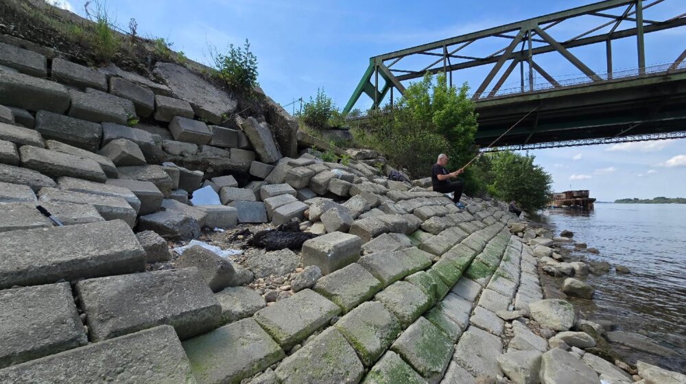 Urušavaju se delovi obaloutvrde ispod Pančevačkog mosta (FOTO) 1