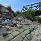 Urušavaju se delovi obaloutvrde ispod Pančevačkog mosta (FOTO) 11