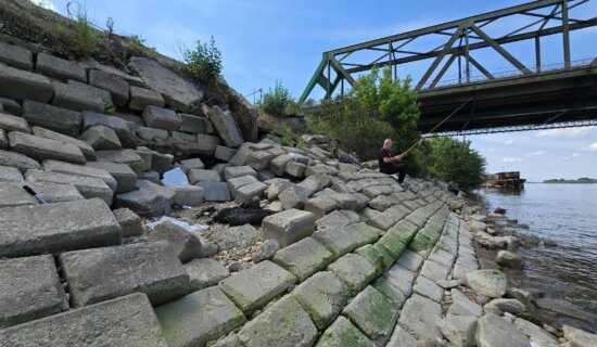 Urušavaju se delovi obaloutvrde ispod Pančevačkog mosta (FOTO) 12
