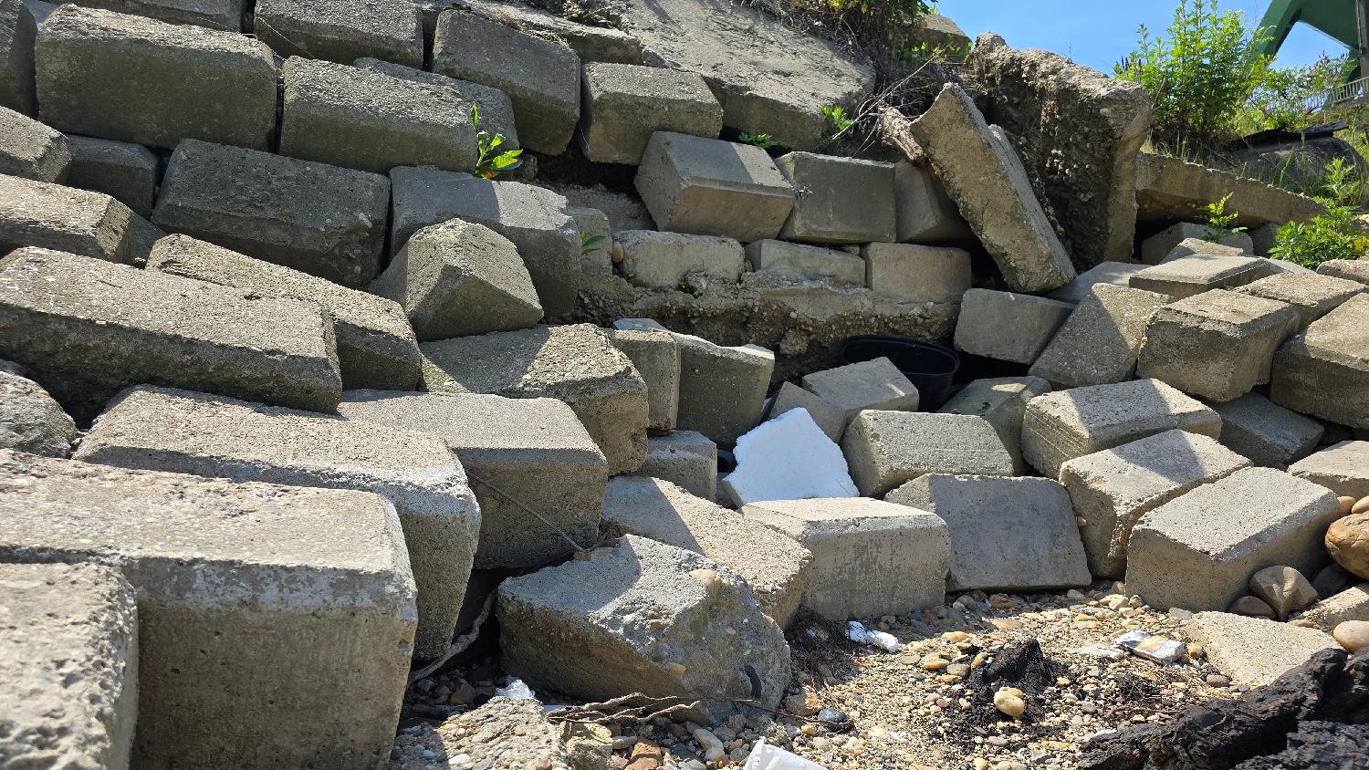 Urušavaju se delovi obaloutvrde ispod Pančevačkog mosta (FOTO) 4 Urušavaju se delovi obaloutvrde ispod Pančevačkog mosta (FOTO) 4