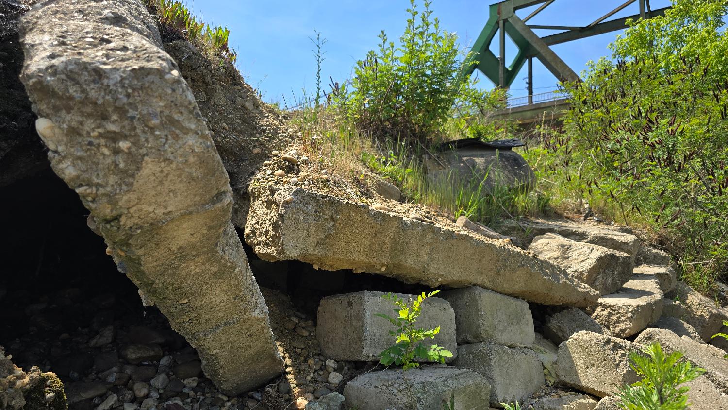 Urušavaju se delovi obaloutvrde ispod Pančevačkog mosta (FOTO) 2 Urušavaju se delovi obaloutvrde ispod Pančevačkog mosta (FOTO) 2