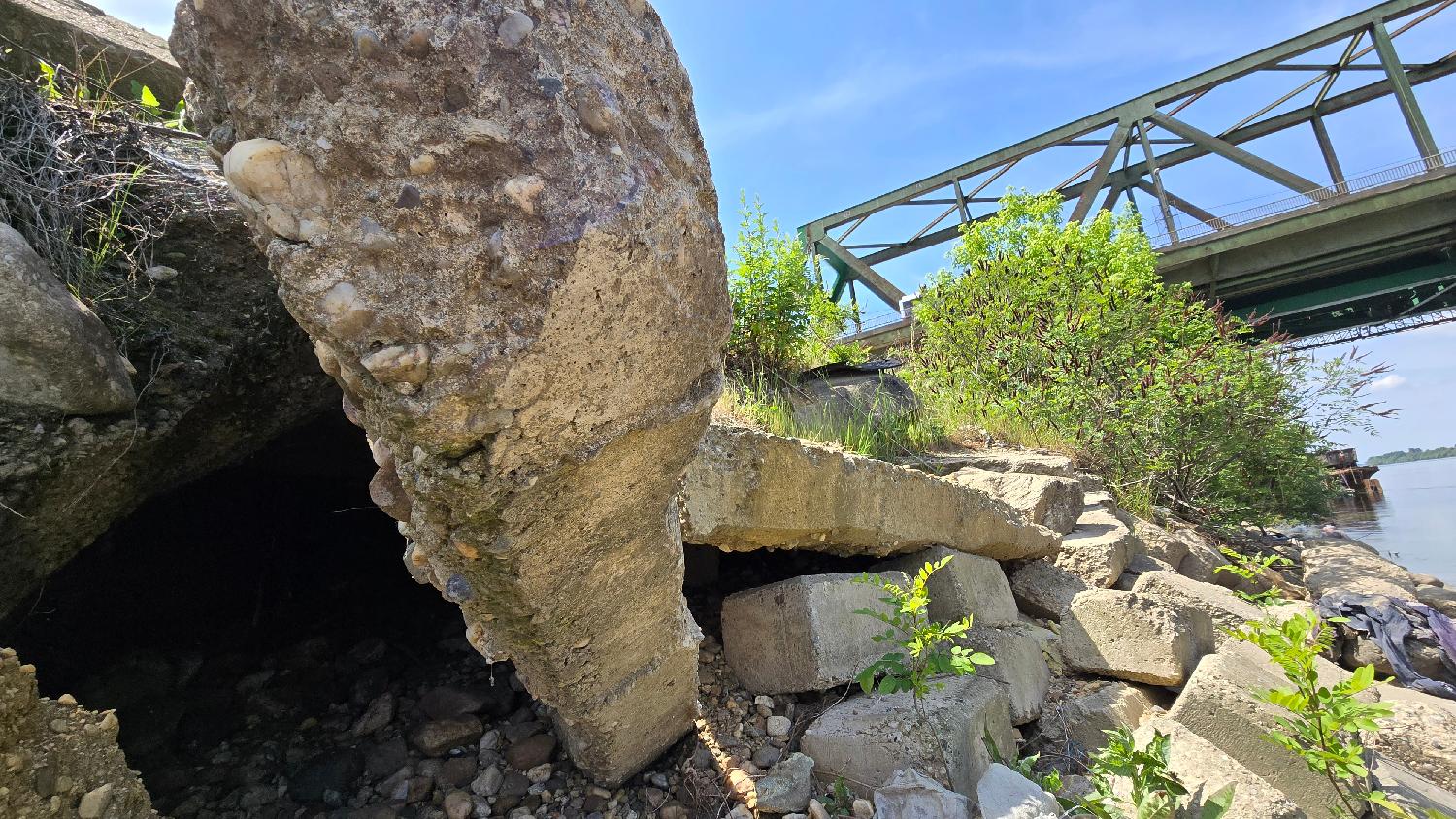 Urušavaju se delovi obaloutvrde ispod Pančevačkog mosta (FOTO) 3 Urušavaju se delovi obaloutvrde ispod Pančevačkog mosta (FOTO) 3