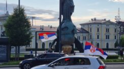 kolona vozila, Zastave srbije, U Beogradu kolone vozila sa zastavama Srbije nakon glasanja za Rezoluciju o genocidu u Srebrenici (FOTO, VIDEO) 4