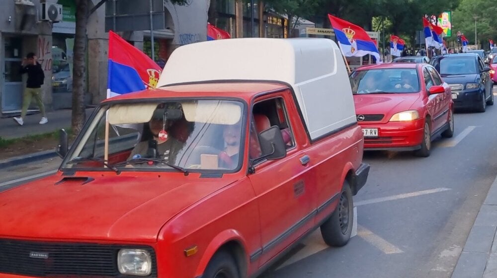 I u Novom Sadu kolone automobila sa istaknutim zastavama Srbije nakon usvajanja Rezolucije u UN(VIDEO) 8
