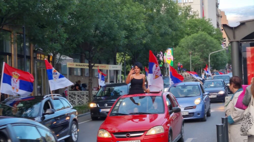 U Beogradu kolone vozila sa zastavama Srbije nakon glasanja za Rezoluciju o genocidu u Srebrenici (FOTO, VIDEO) 12