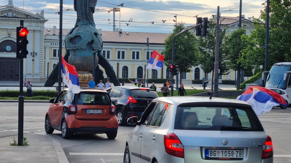 Šta se slavilo po većim gradovima Srbije nakon što je usvojena rezolucija UN? 1
