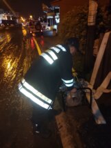 (FOTO) U Novom Pazaru vanredna situacija: Iz zaglavljenog automobila kod Užica spasene dve osobe i dvomesečna beba 3