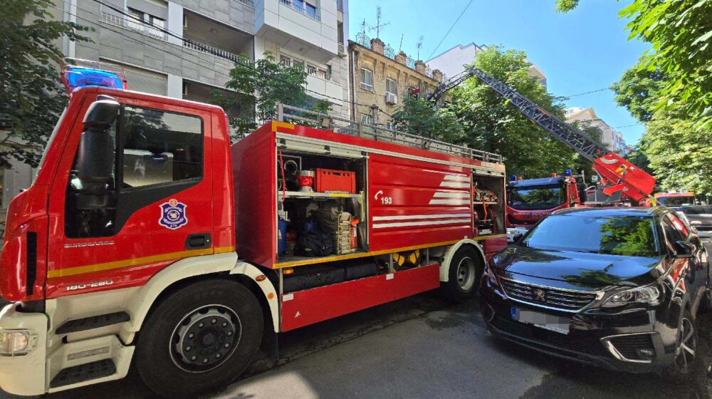 Veliki požar na Vračaru: Vatrogasci stigli na lice mesta 1