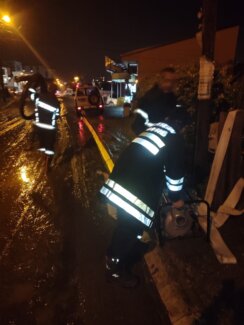 (FOTO) U Novom Pazaru vanredna situacija: Iz zaglavljenog automobila kod Užica spasene dve osobe i dvomesečna beba 4