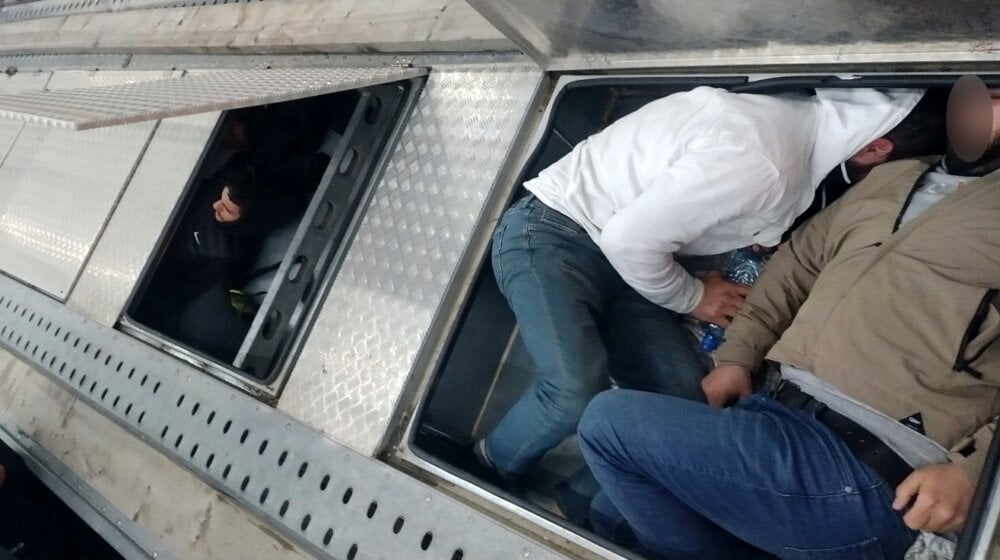 Carinici sprečili šverc migranata u gazištima autoprikolice (FOTO) 9