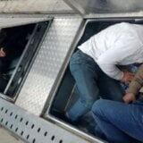 Carinici sprečili šverc migranata u gazištima autoprikolice (FOTO) 2