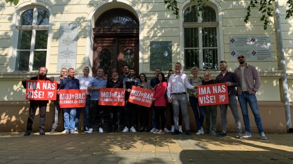 Opštinu Bač preplavili predizborni paketi SNS: Lokalni naprednjački funkcioneri pretili aktivistima koji su ih uhvatili na delu (VIDEO) 1