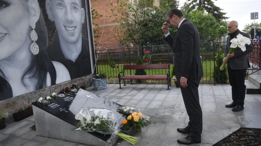 Vučić i Vučević položili cveće u spomen-parku u Malom Orašju 1