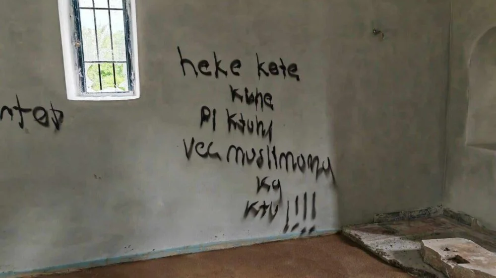 Imam sa Kosova osuđuje grafite verske mržnje na crkvi kod Peći: Užasan vandalski čin, solidarišemo se sa Srbima 11