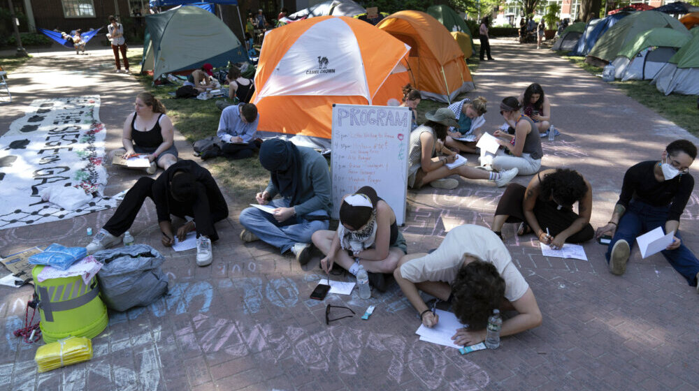 Policija isterala propaletinske demonstrante, studente sa Njujorškog univerziteta 1