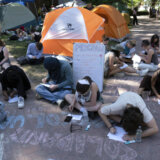 Policija isterala propaletinske demonstrante, studente sa Njujorškog univerziteta 6