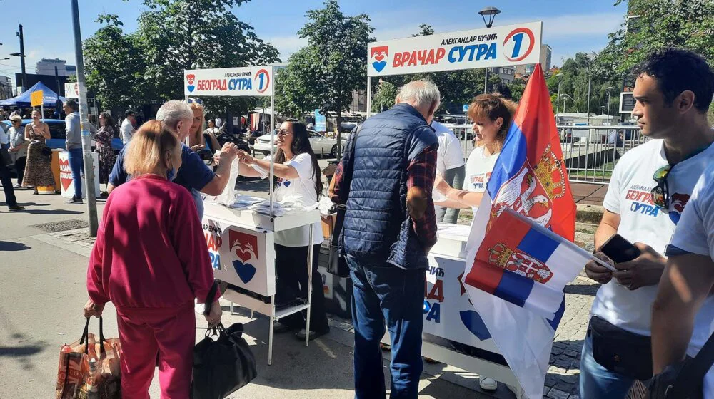 Štandovi aktivista SNS širom Novog Sada, građani negoduju i donose im kisele krastavce 5