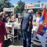 Štandovi aktivista SNS širom Novog Sada, građani negoduju i donose im kisele krastavce 4
