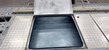 Krijumčarenje ljudi Carinici sprečili šverc migranata u gazištima autoprikolice (FOTO) 6