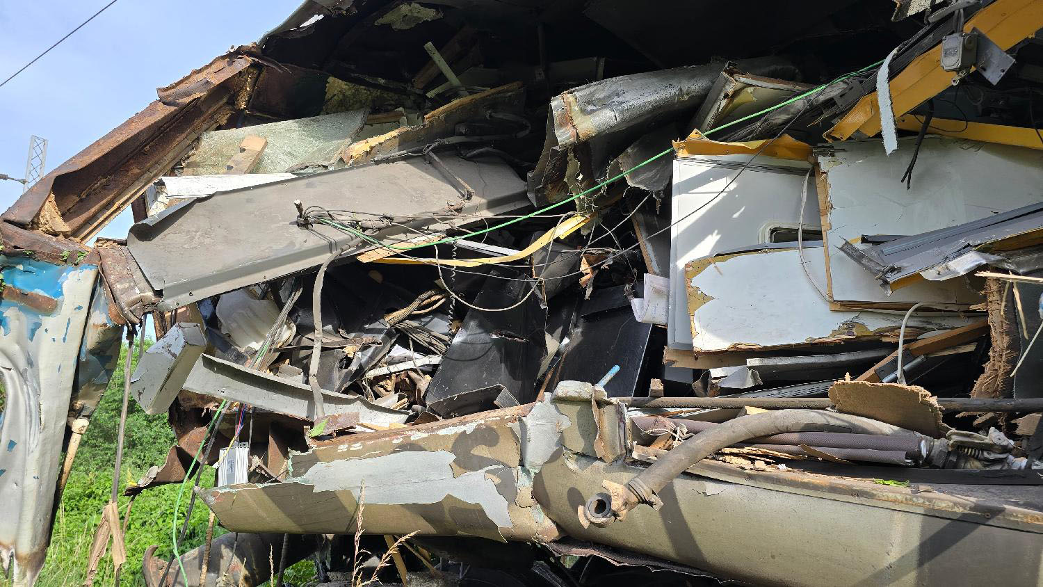 Nakon železničke nesreće u Beogradu: Pogledajte kako izgleda olupina putničkog voza (FOTO) 2 Nakon železničke nesreće u Beogradu: Pogledajte kako izgleda olupina putničkog voza (FOTO) 3
