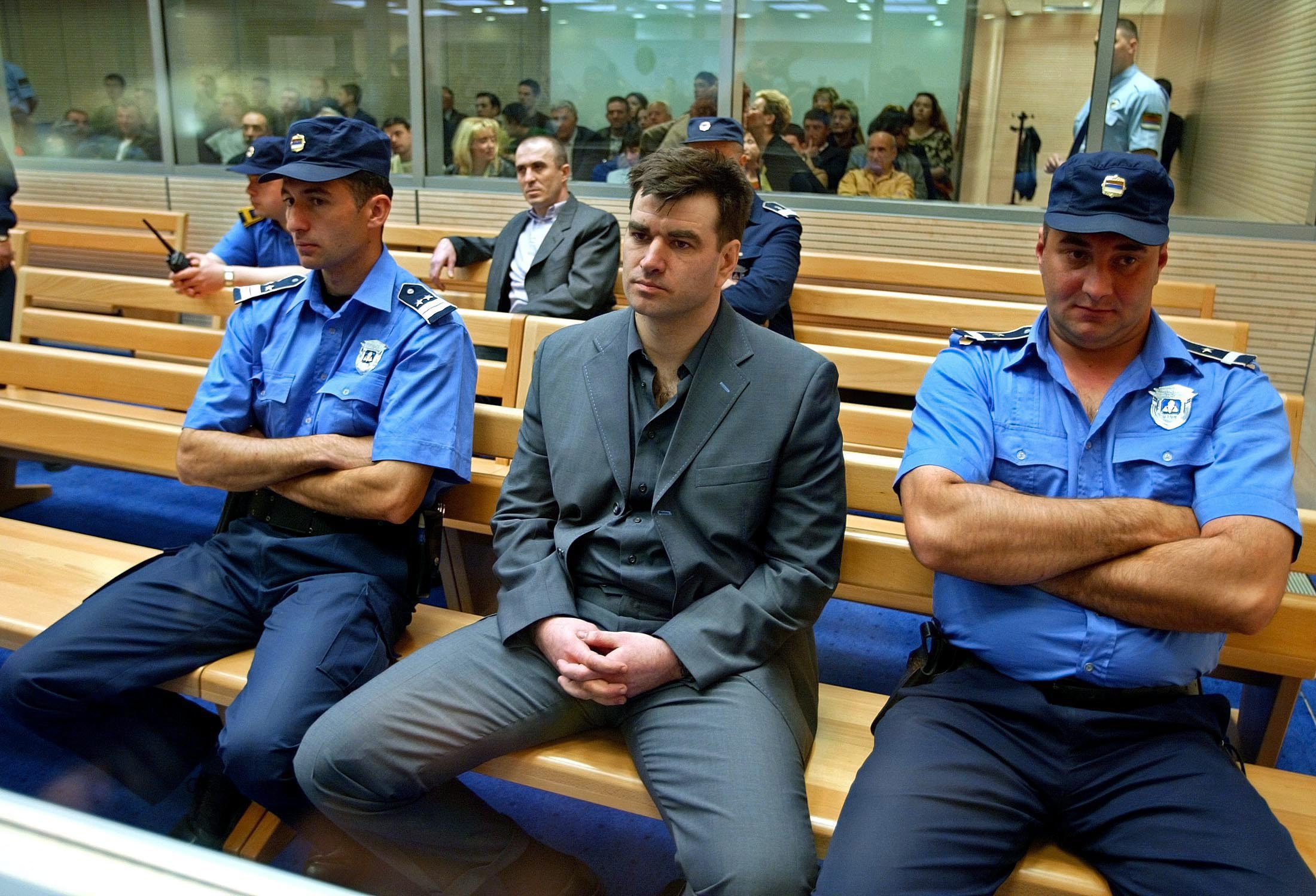 Legija izašao iz kuće i predao se nakon 14 meseci skrivanja: Kako je Danas pre 20 godina izveštavao o potezu Milorada Ulemeka? 6