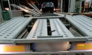 Krijumčarenje ljudi Carinici sprečili šverc migranata u gazištima autoprikolice (FOTO) 8