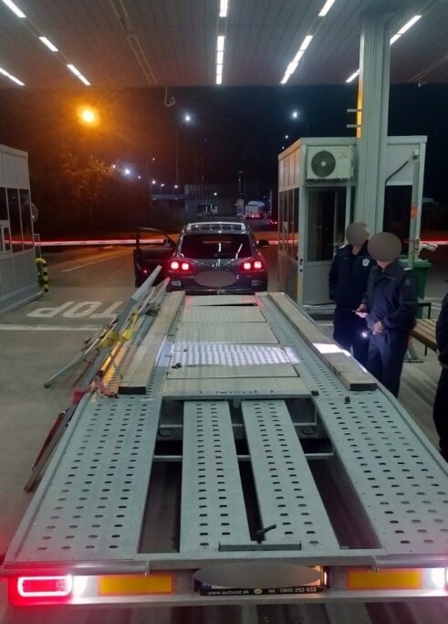 Krijumčarenje ljudi Carinici sprečili šverc migranata u gazištima autoprikolice (FOTO) 9