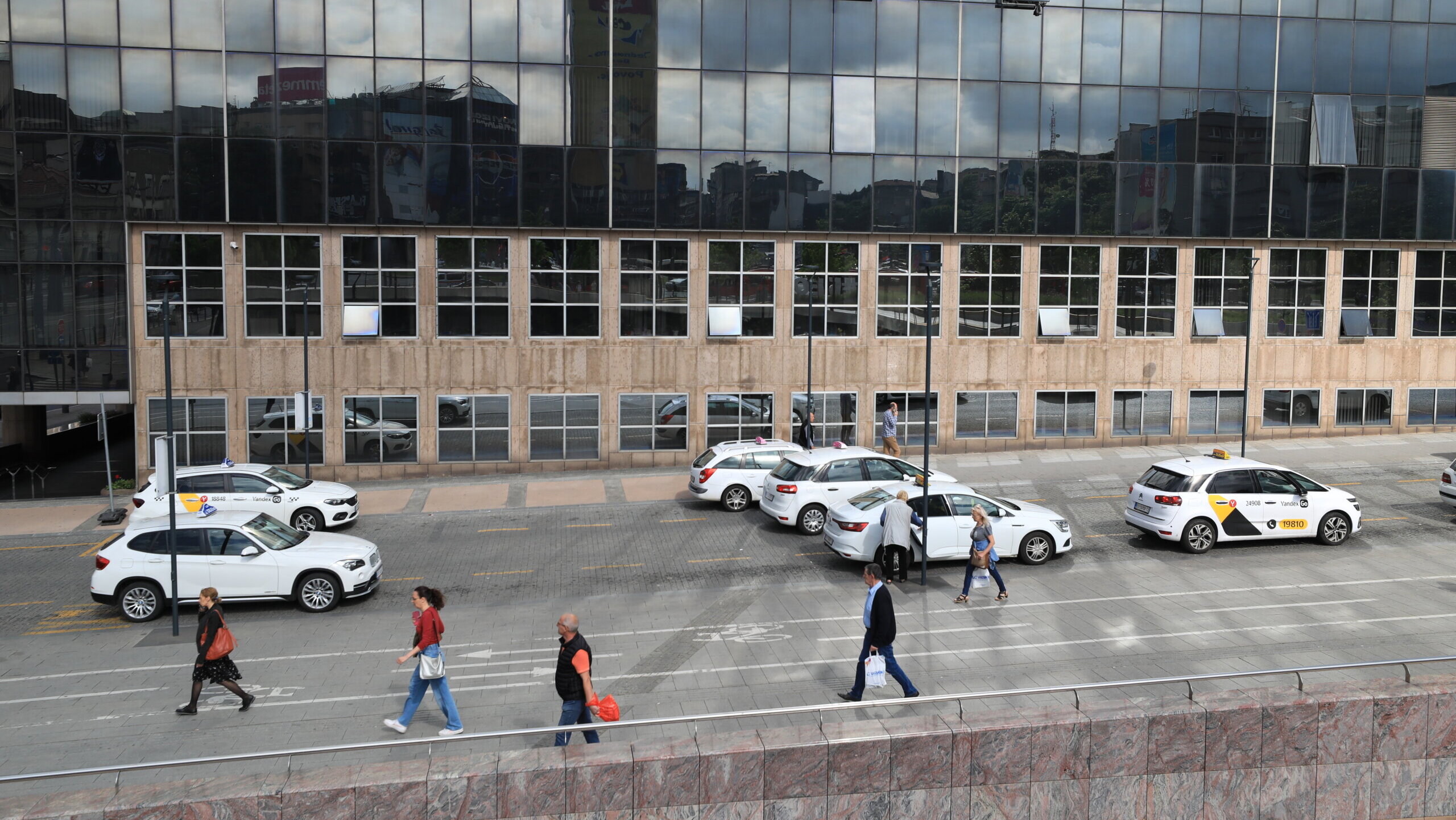 Svi taksi automobili u Beogradu od juče u belom (FOTO) 6